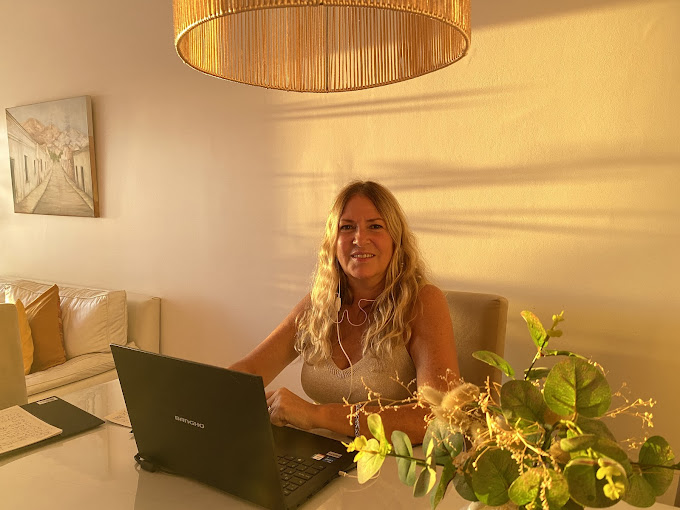 Viviana Sánchez Negrette en una mesa de trabajo con computadora