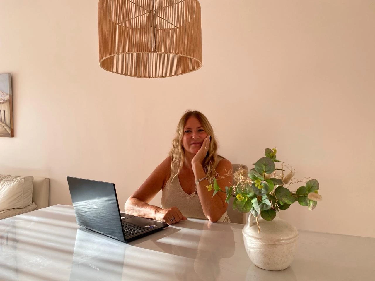 Viviana Sánchez Negrette en su espacio de trabajo durante una orientación vocacional online